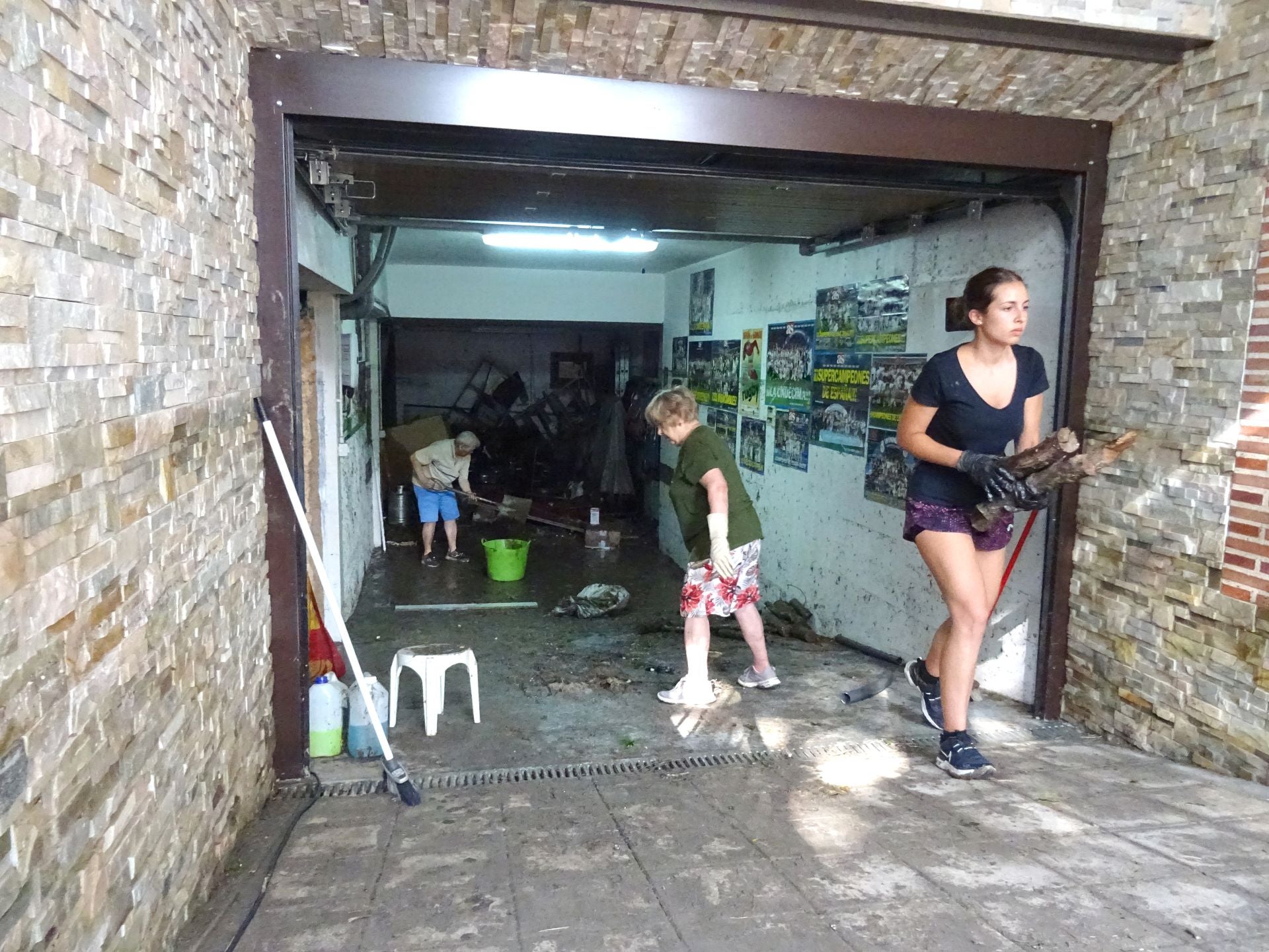 Vecinos de Medina del Campo se afanan en limpiar bodegas y garajes inundados.