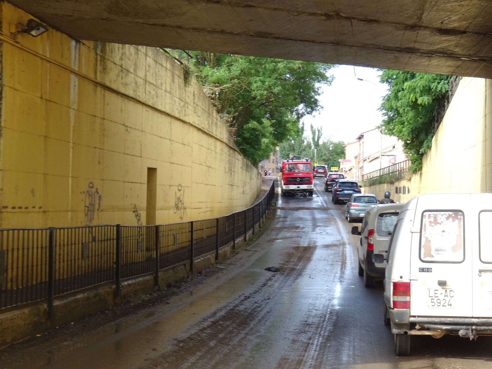 Calles embarradas por la tromba de agua en Medina del Campo.