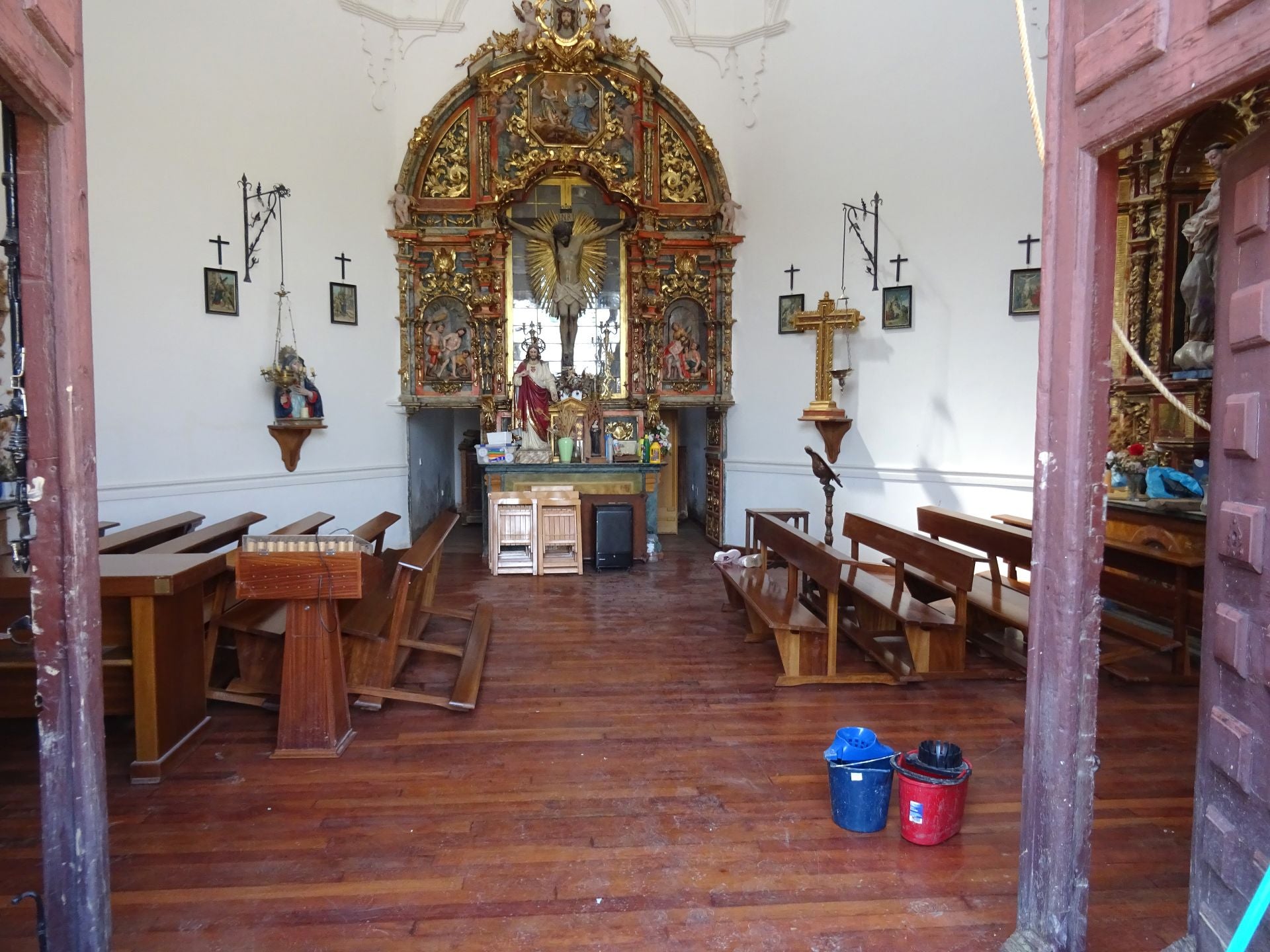 La tromba causó fuertes inundaciones en Rueda. Labores de limpieza en el interior de la ermita del Cristo del Humilladero.