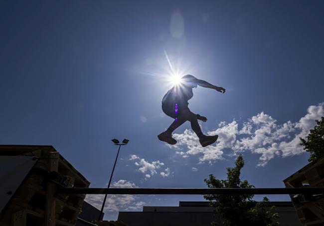 Acrobacia en el circuito de parkour instalado frente a las naves del antiguo matadero, en el LAVA.