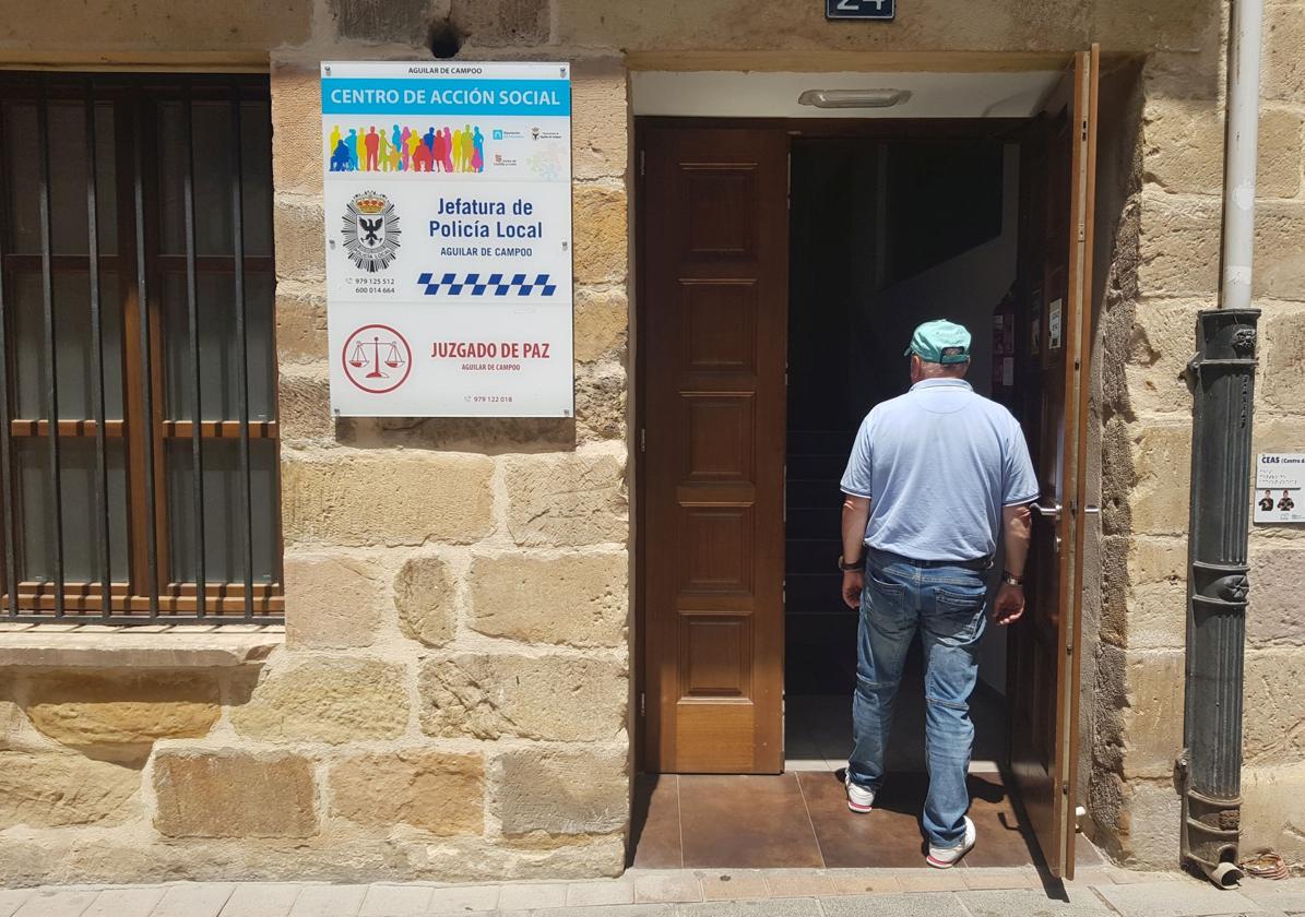 Entrada al Juzgado de Paz de Aguilar de Campoo.