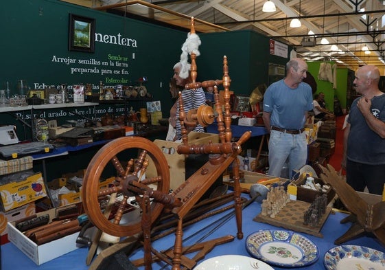 Uno de los expositores de la feria de antigüedades de Carrión, este sábado.