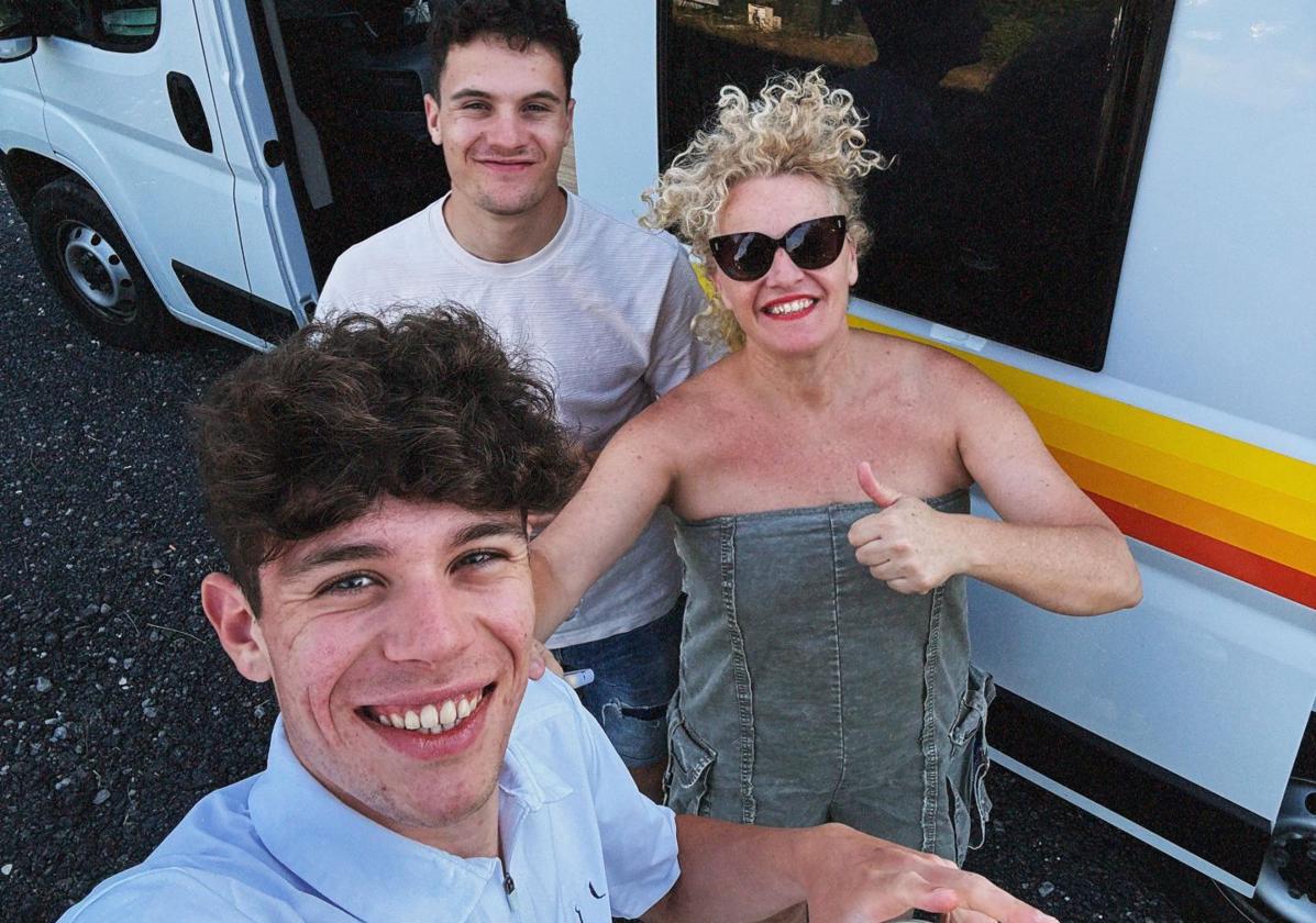 Iván Romeo se hace un selfie con su madre y su hermano Sergio, que siguen la carrera en una furgoneta.