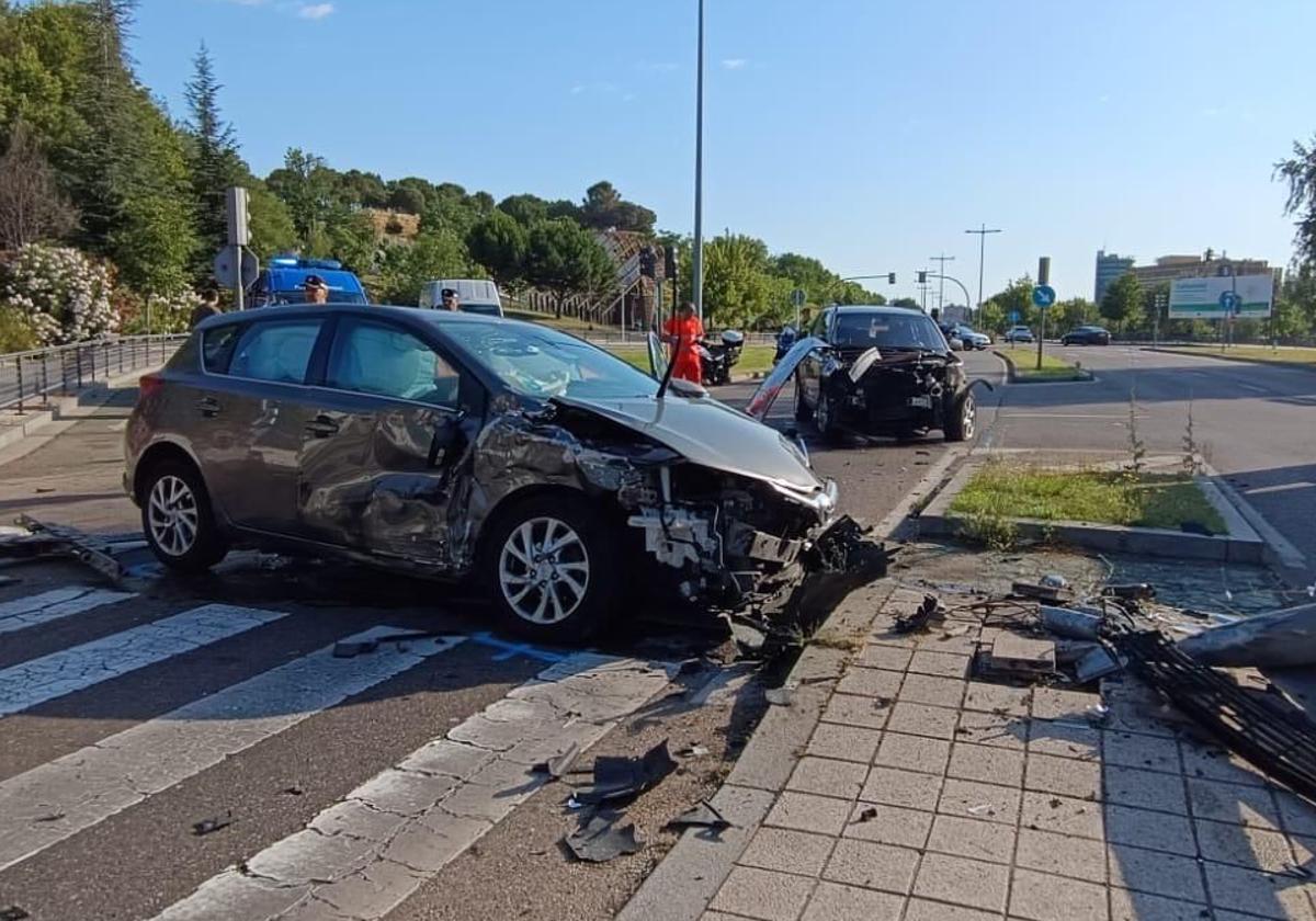 Un espectacular accidente destroza dos vehículos y arranca un semáforo en la avenida de Salamanca