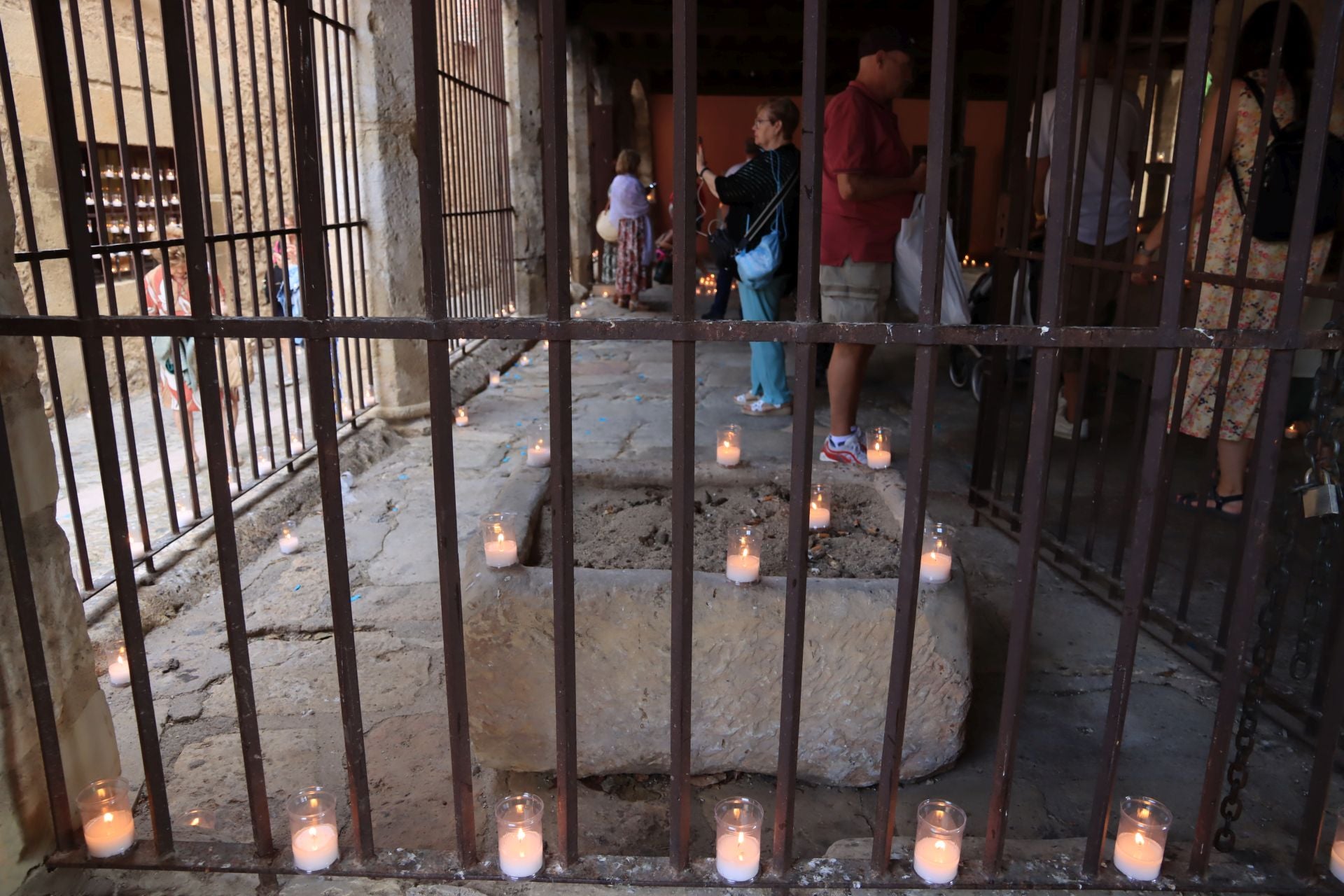 La noche de las velas en Pedraza, en imágenes