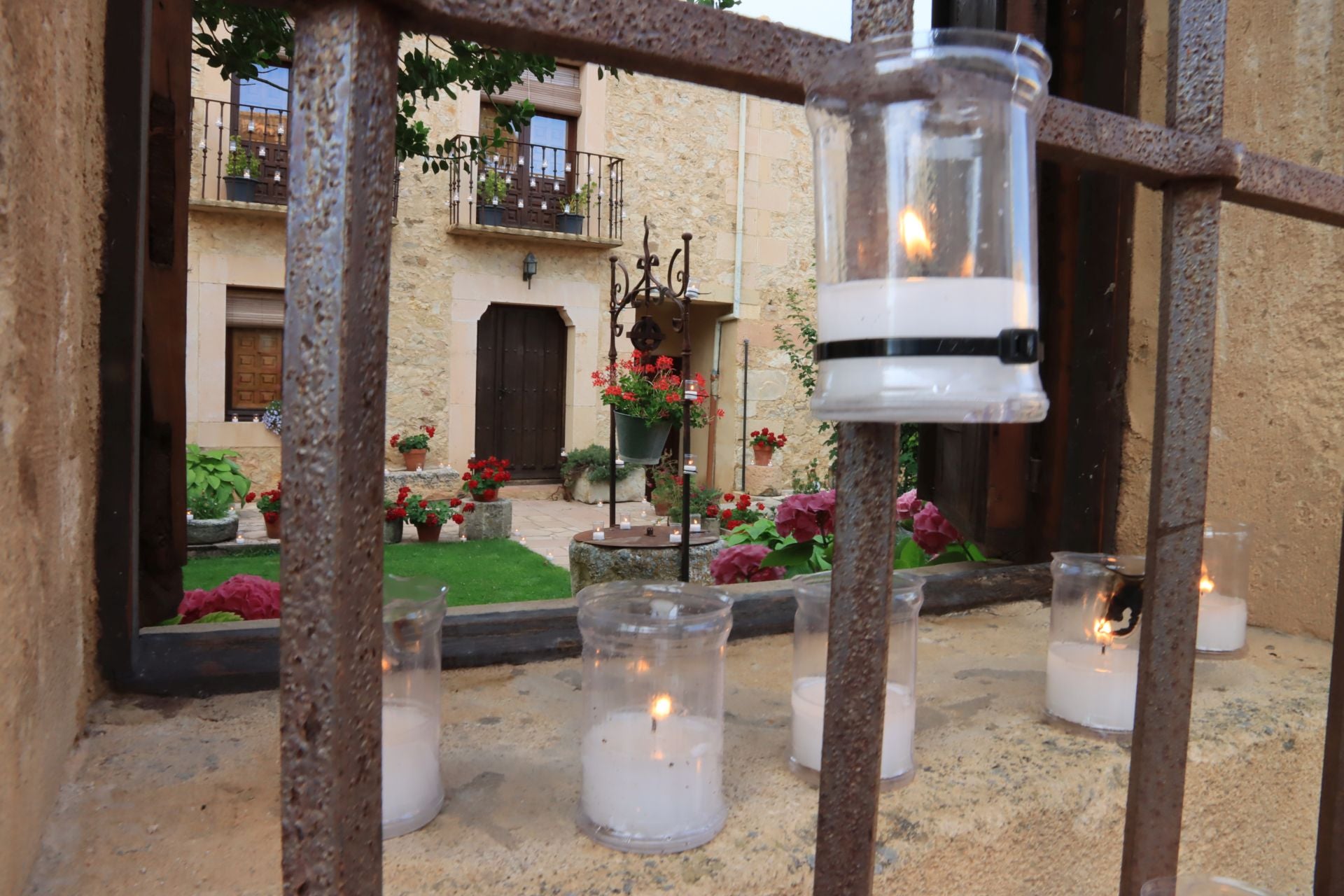 La noche de las velas en Pedraza, en imágenes