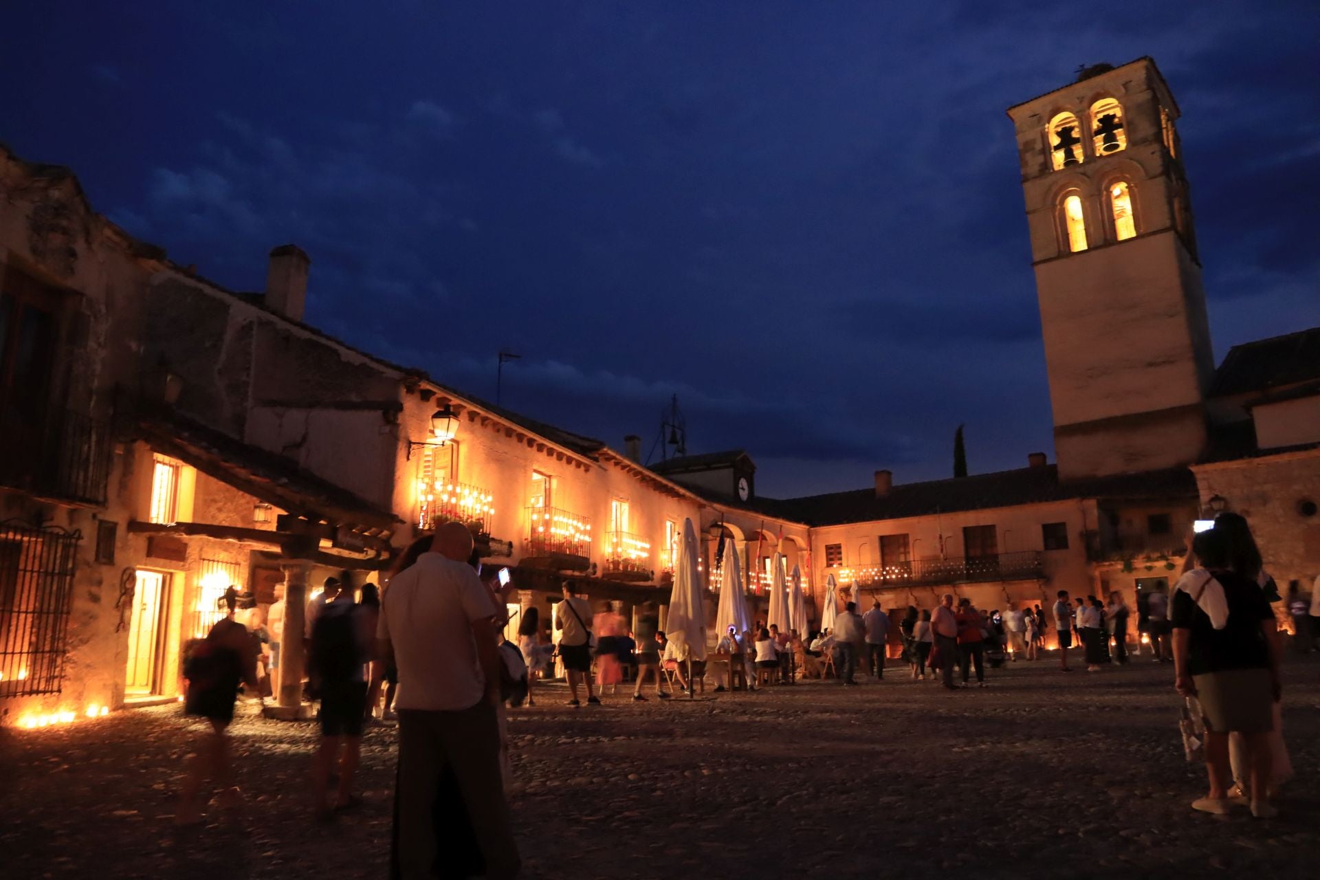 La noche de las velas en Pedraza, en imágenes