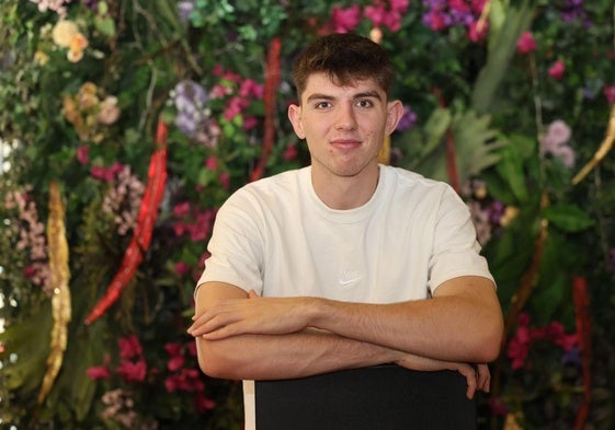 Sergio posa en el interior del restaurante Niza, uno de sus favoritos en Valladolid.