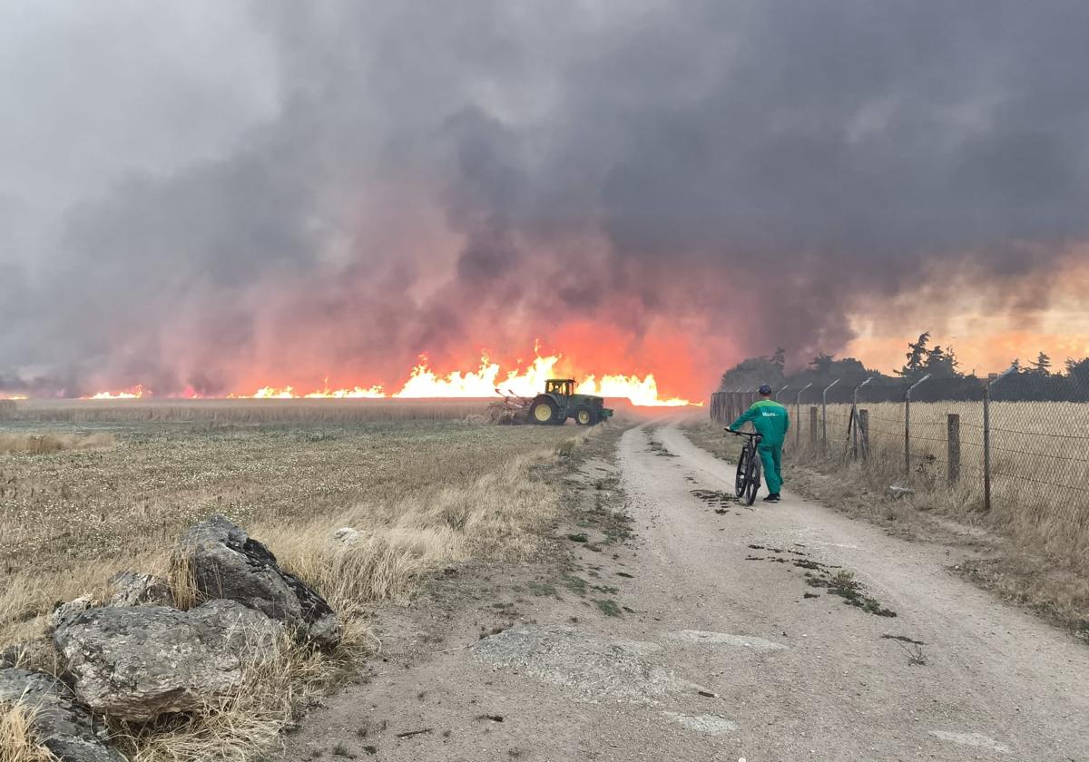 Agricultores en la zona del incendio originado en Valseca.