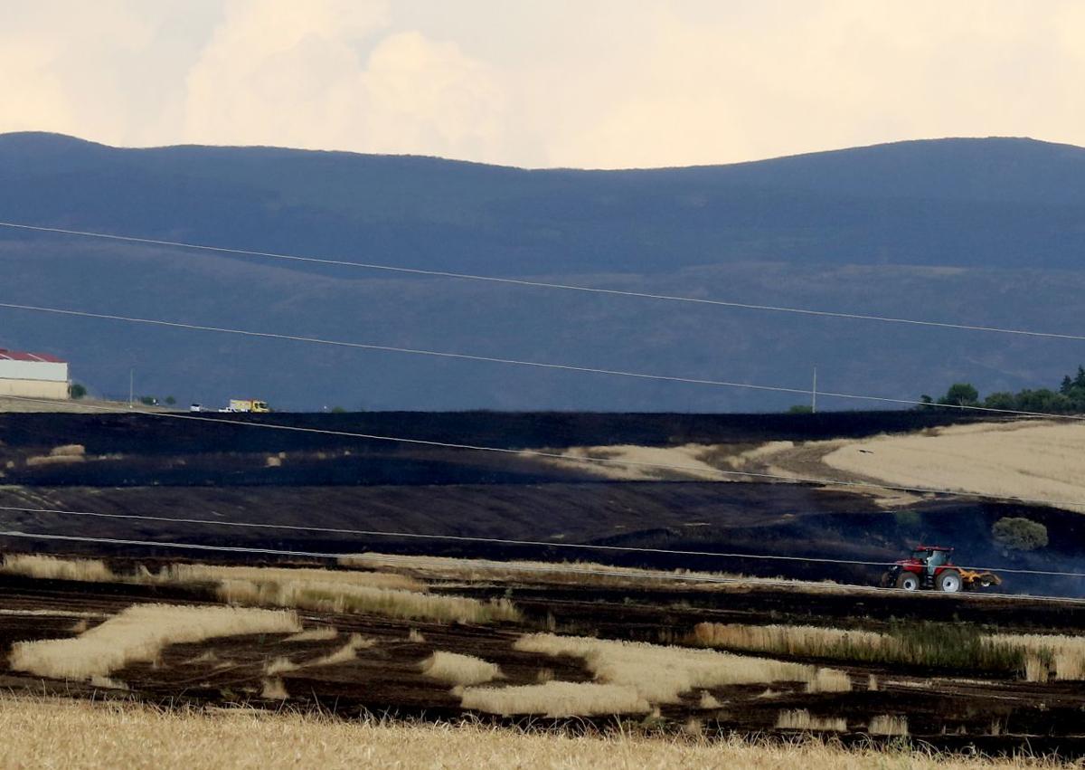 Imagen secundaria 1 - Varios momentos de la evolución del incendio en el entorno de Valseca.