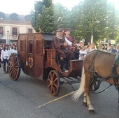Desfile de las comitivas reales por las calles.