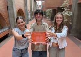 Roxana Cárdenas, Eloy García y Claudia Rodríguez en la Facultad de Ciencias Económicas y Empresariales de la UVa con el título que les reconoce como mejor equipo de España