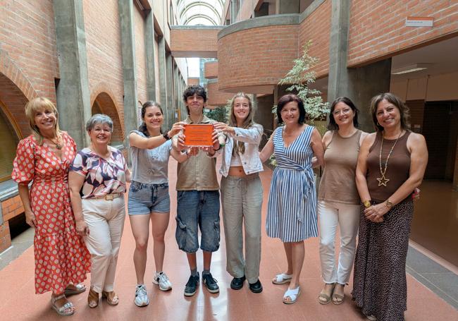 Mª José Garrido, vicedecana de estudiantes, Valle Santos decana de la Facultad de Ciencias Económicas y Empresariales, los alumnos Roxana Cárdenas, Eloy García y Claudia Rodríguez, y las profesoras Trinidad Blanco (IES La Merced) y María Marcos y Belén Pérez (IES Pinar de la Rubia)