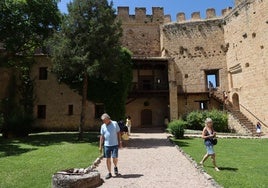Visitantes en el castillo de Pedraza.