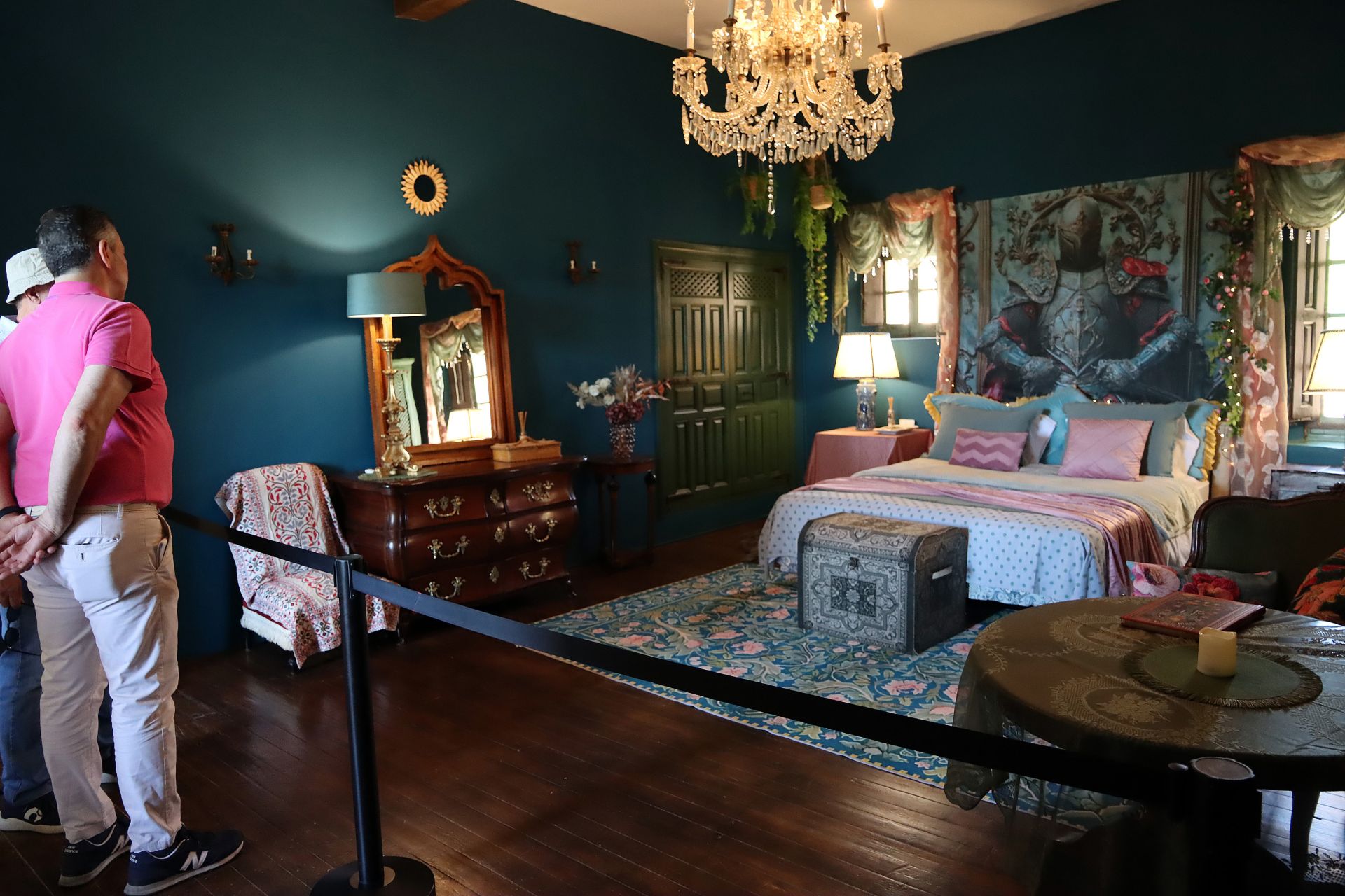 Visita a una de las habitaciones del castillo de Pedraza.