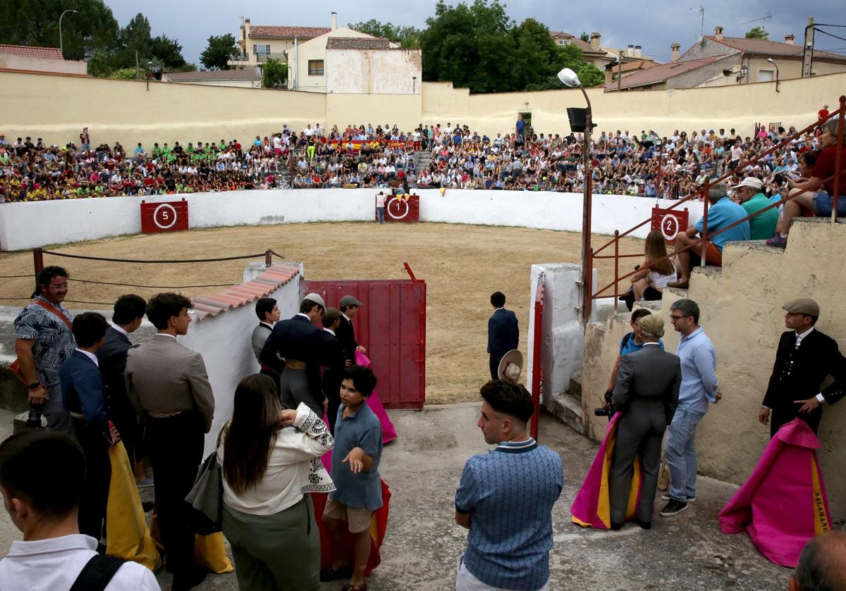 Asistentes a la reinauguración de la plaza de toros de Prádena.