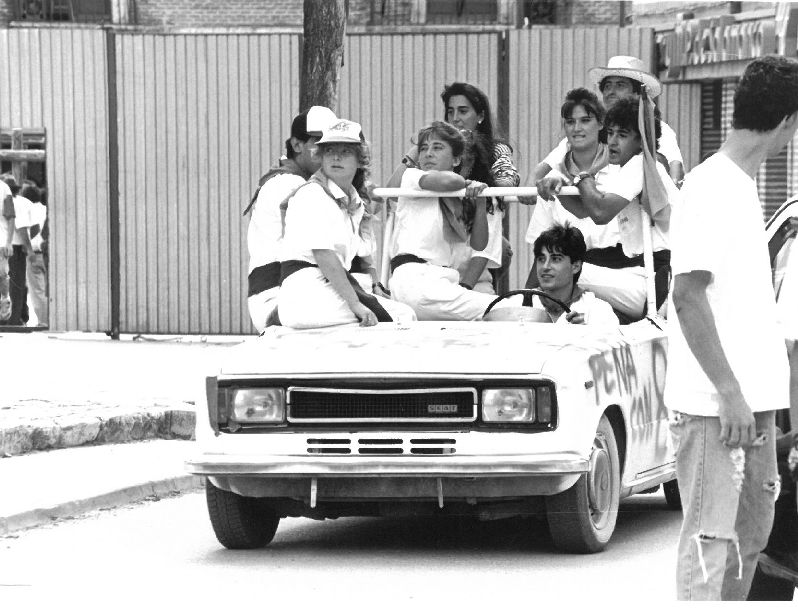 Jóvenes de una peña de la localidad pasean en un viejo Seat. 22 de agosto de 1992.