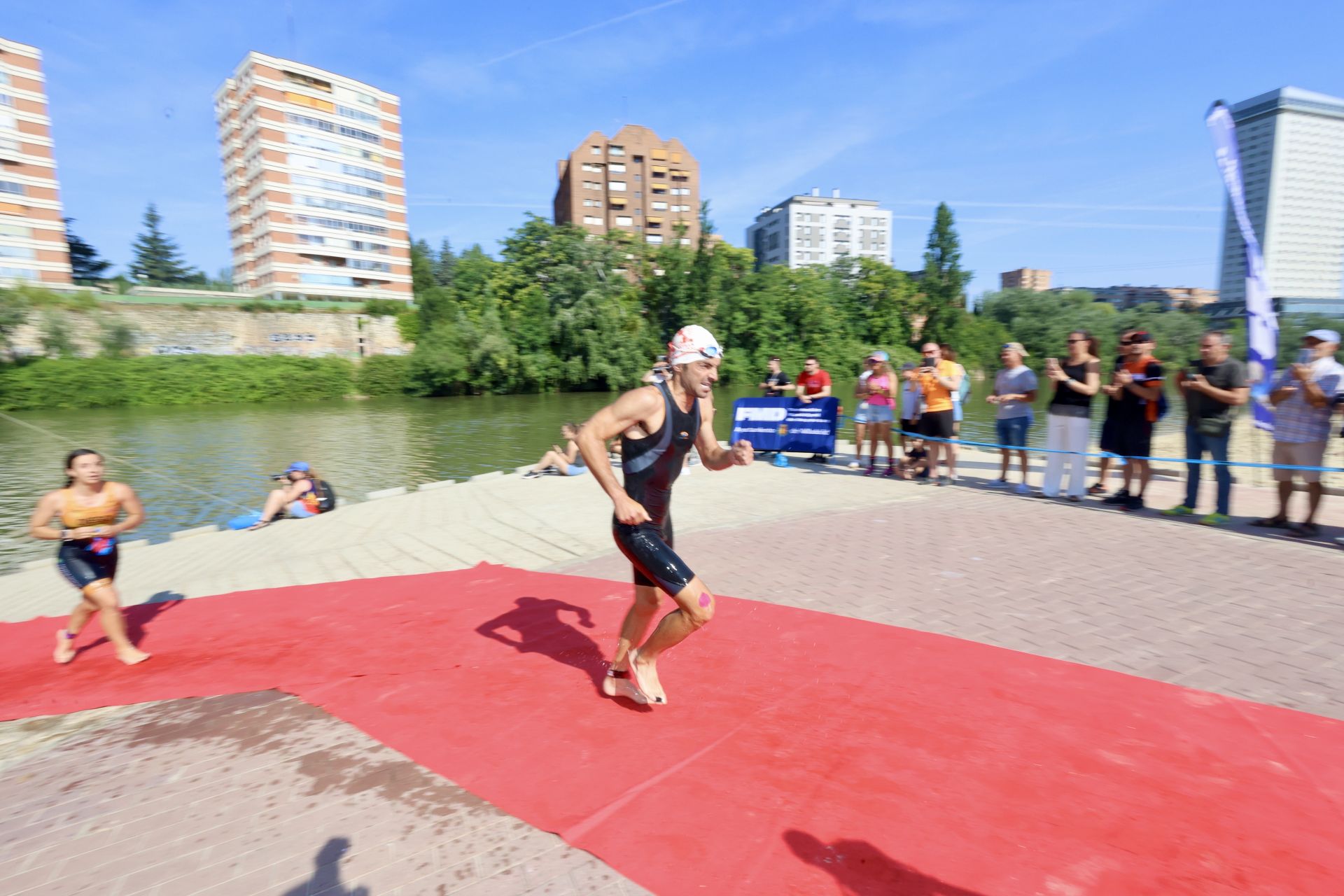 Doscientos atletas prueban su resistencia en la XXVII edición del Triatlón Ciudad de Valladolid