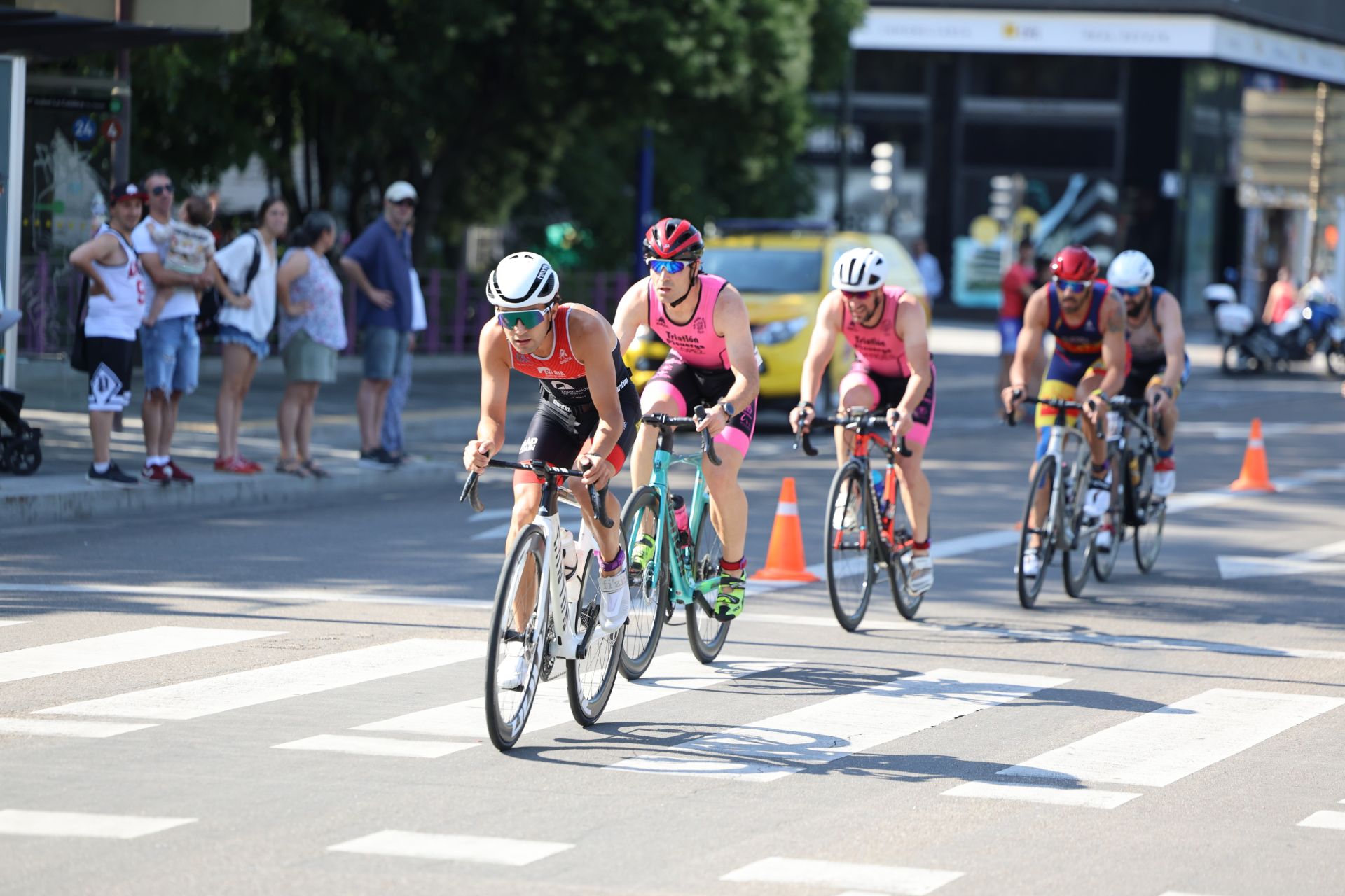 Doscientos atletas prueban su resistencia en la XXVII edición del Triatlón Ciudad de Valladolid