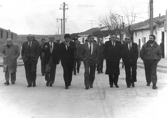 Las autoridades durante la inauguración de la avenida del Inem. 8 de diciembre de 1988.