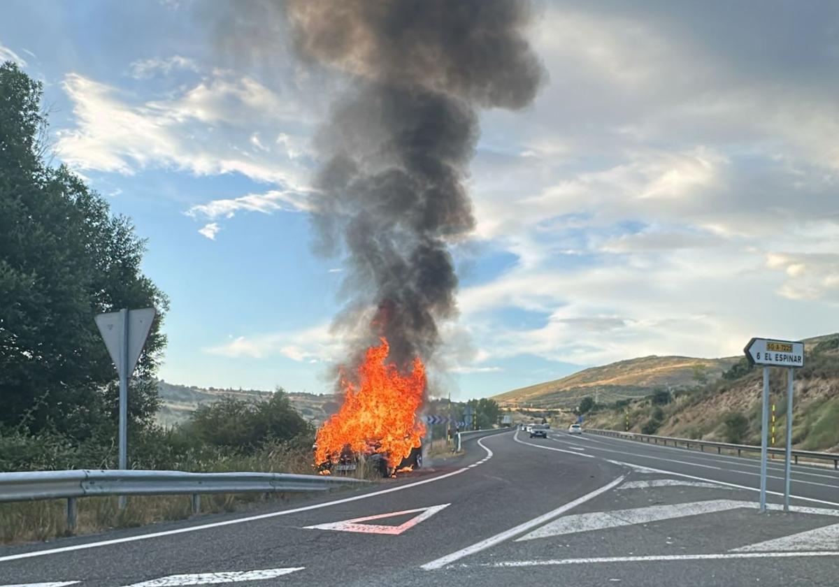 Vehículo ardiendo en un cruce de El Espinar.