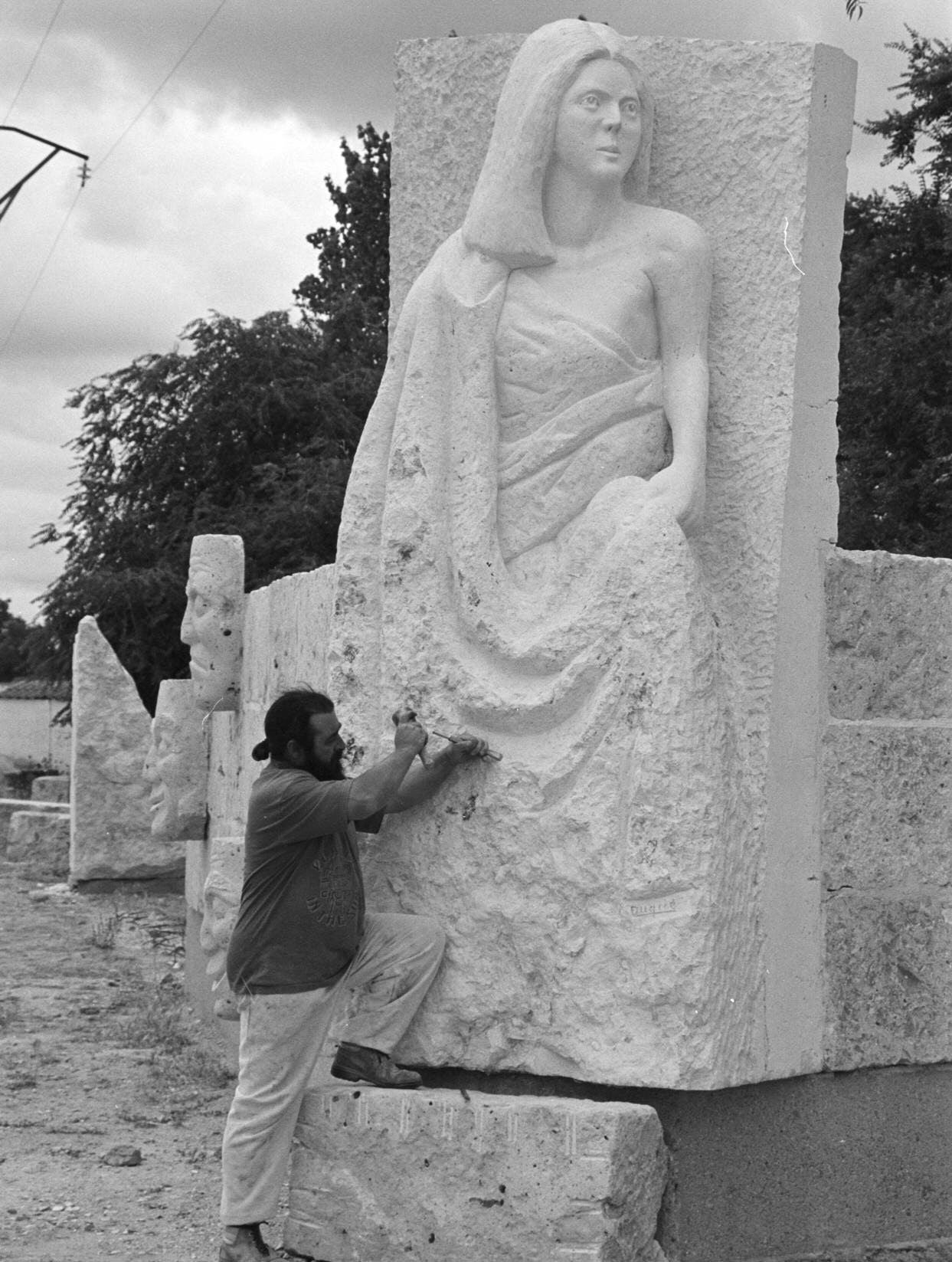Lorenzo Duque, que colabora junto con otros cuatro artistas en el programa cultural 'Cosecha 2001', con su escultura en la plaza del Milenio. 5 de julio de 2001.