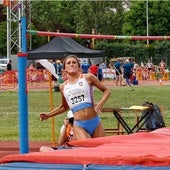 Aitana Alonso procede a saltar en el Trofeo Feria Chica de Palencia