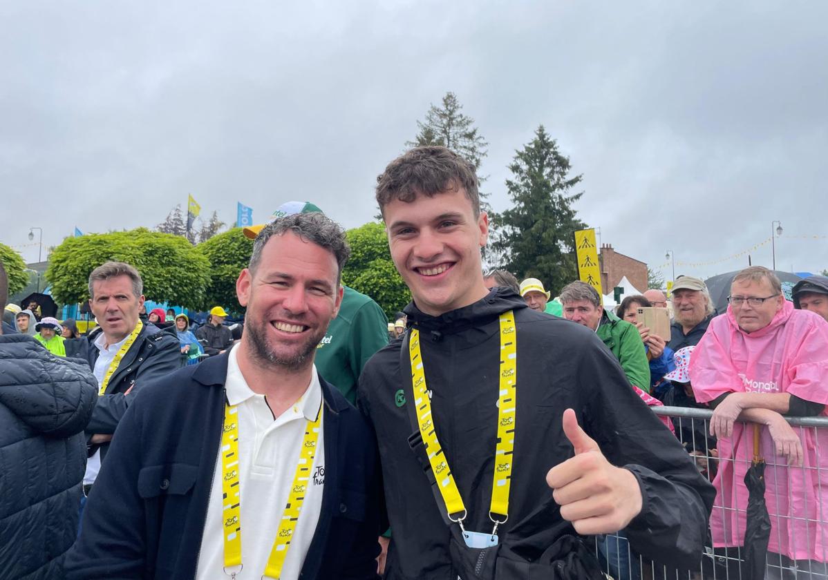Sergio Romeo posa junto a Mark Cavendish, velocista como él.