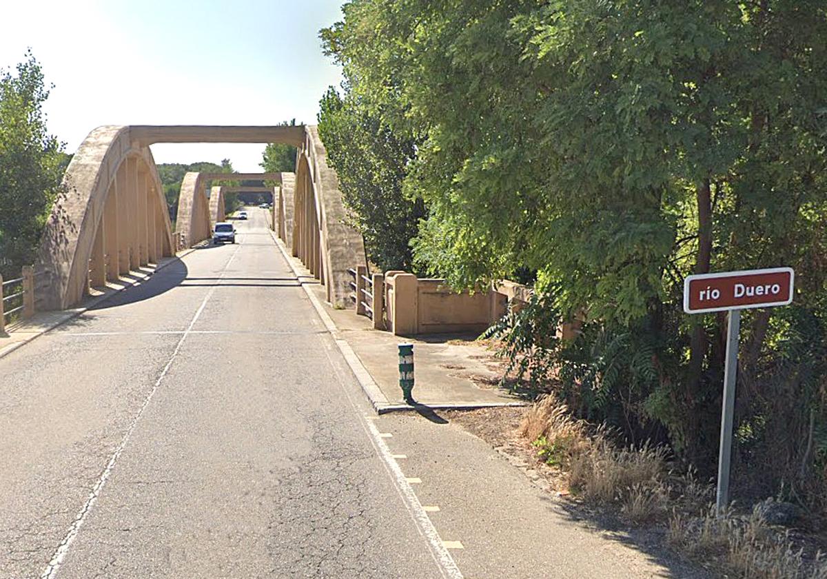 Muere un hombre de 50 años al empotrarse su furgoneta contra un puente en Peñafiel