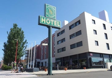Exterior del hotel San Cristóbal, este domingo por la mañana, con la cafetería abierta con normalidad.