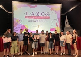Los ganadores reciben los premios de los codirectores y organizadores de Lazos.