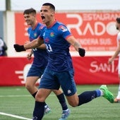 Álex Castro celebra un gol con el Móstoles URJC.