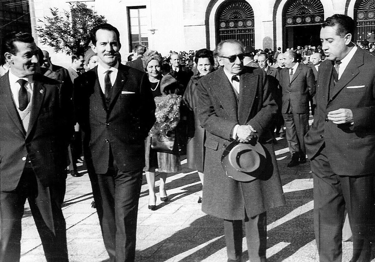 Juan Mena, Gratianano Nieto (director general de Bellas Artes), Victorio Macho y Vicente Asuero (gobernador civil) en la inauguración del monumento a Berruguete en Palencia.