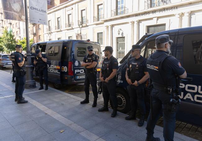 Despliegue policial en la puerta de la Audiencia antes del inicio del juicio.