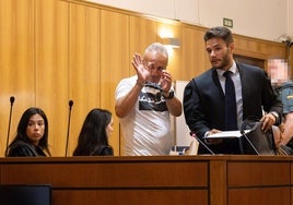 El acusado José Luis García, junto a su letrado, saluda a familiares durante el juicio en la Audiencia de Valladolid.