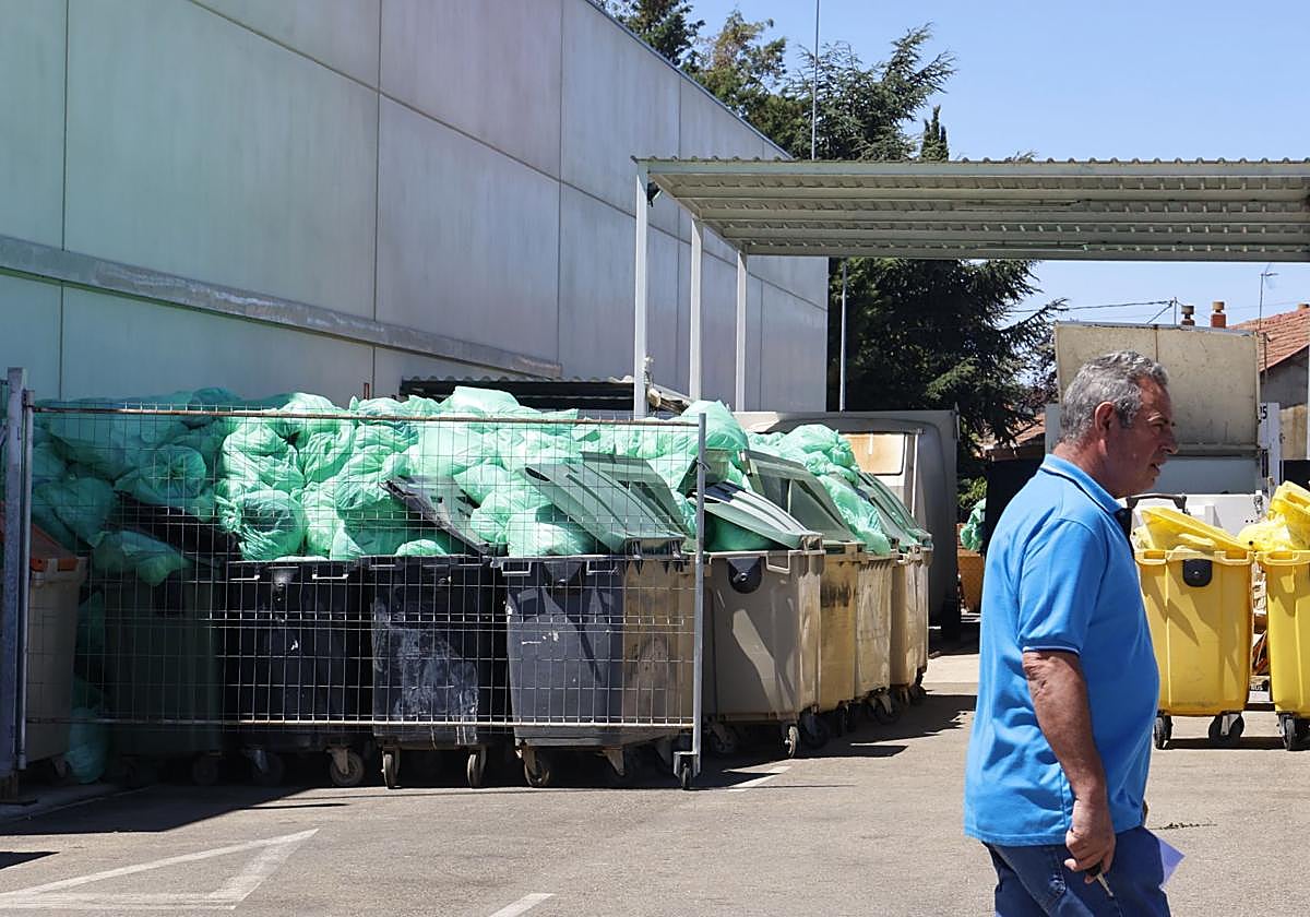 Basura acumulada en el exterior del Hospital Río Carrión.