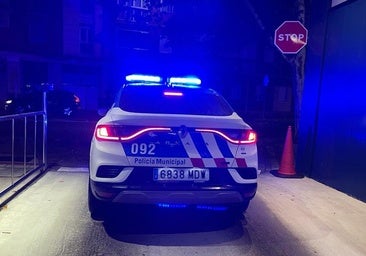 Choca con la bicicleta contra un vehículo estacionado y triplica la tasa de alcoholemia