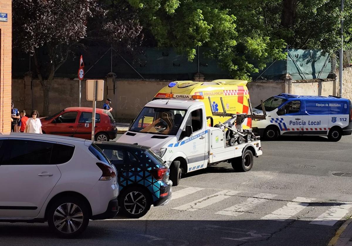 Una ambulancia y un vehículo de la Policía Local de Segovia en el lugar del accidente.