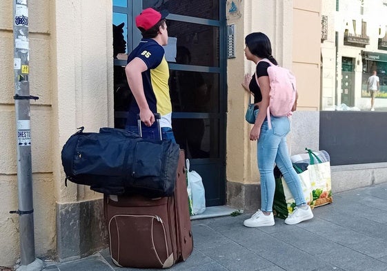 Dos personas llevan a cabo labores de mudanza en Segovia.