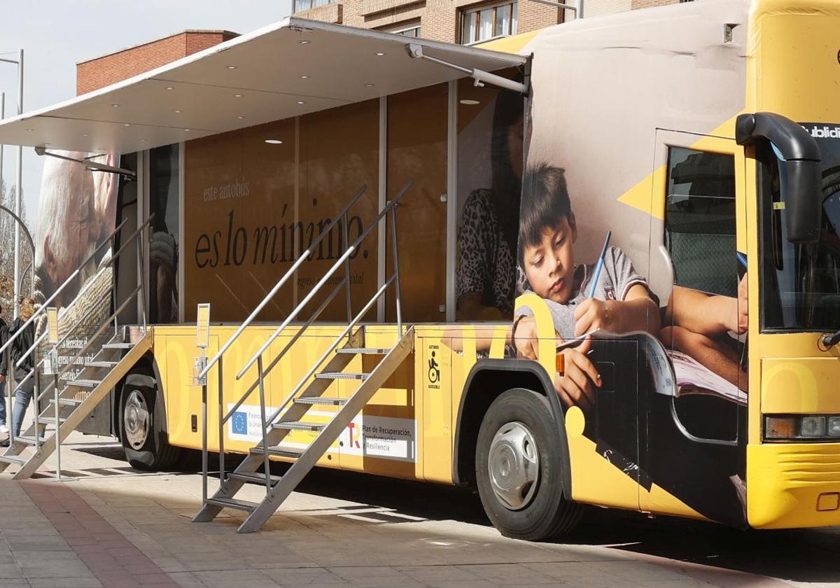 Imagen de archivo del autobús informativo del Ingreso Mínimo Vital en Palencia.
