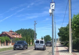 Una de las cámaras de tráfico instaladas en la avenida de Valladolid de Tudela de Duero.
