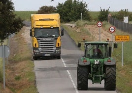 Un cartel avisa del mal estado de la carretera SG-322, cuyo tramo entre Marugán y Muñopedro se va a arreglar.