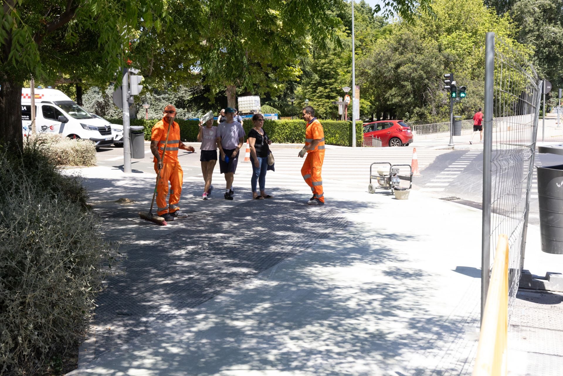 Operarios trabajando en el entorno del paso de cebra de Isabel la Católica