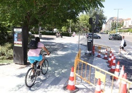 Los usuarios del carril bici de Isabel la Católica circulan por el tramo cerrado la semana pasada.