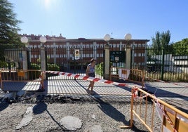 Una mujer camina en la calle Manuel Silvela, junto al colegio Tierno Galván.