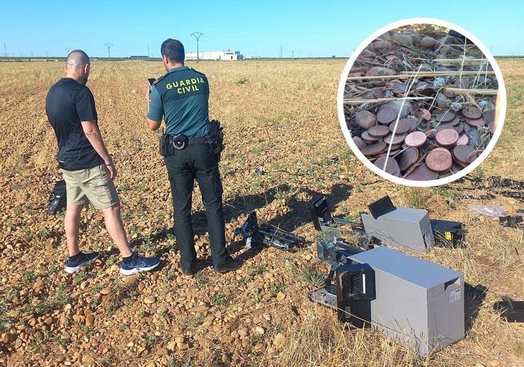 La Guardia Civil inspecciona, este lunes por la mañana, el terreno a las afueras de La Seca donde han aparecido varios cajetines de las máquinas.