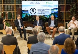 Susana Gutiérrez (moderadora), Eduardo Rojo (Iberdrola), José Manuel Jiménez (Junta de Castilla y León), Pedro García (Copsa) y Eugenio García (Apecyl)