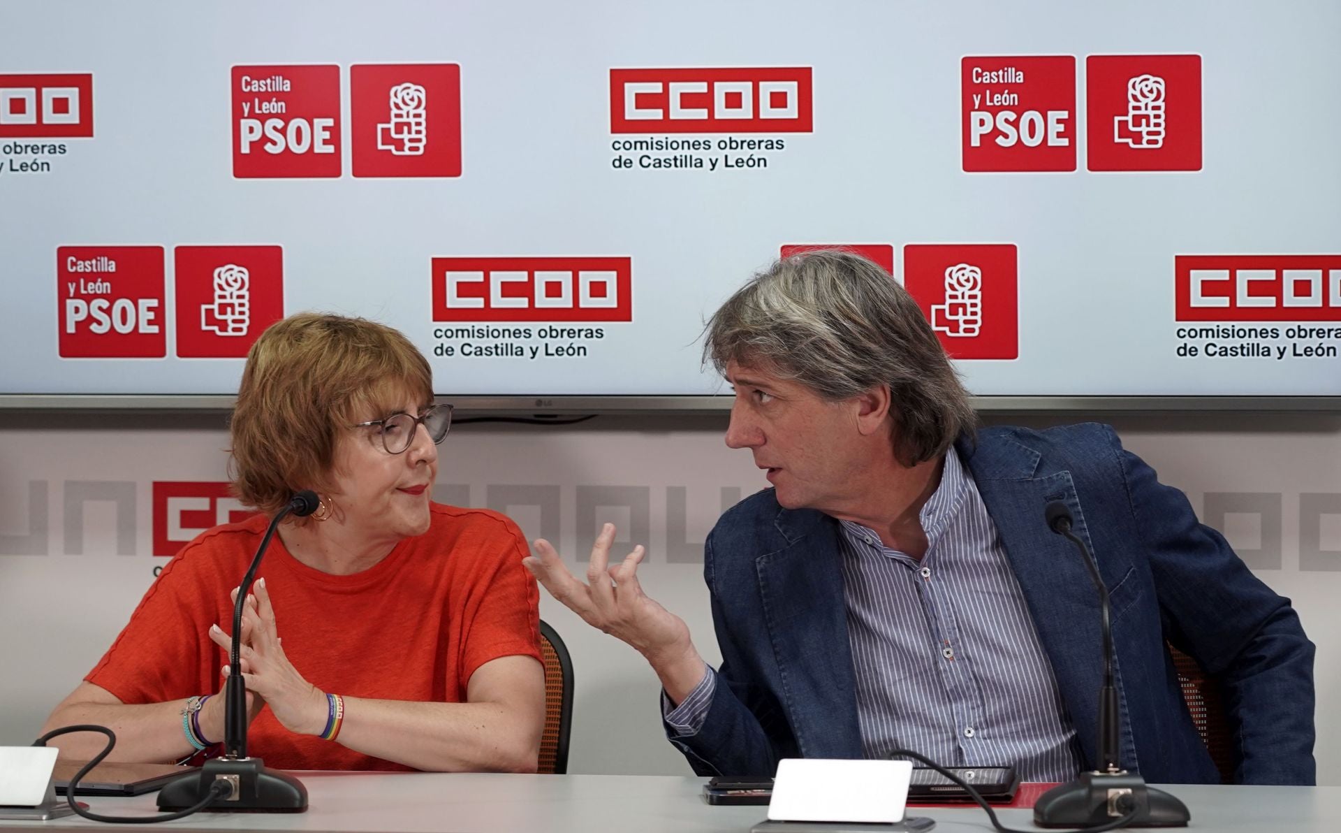 Ana Fernández, de Comisiones Obreras, y Carlos Martínez, del PSOE, tras la reunión de ambas ejecutivas autonómicas.