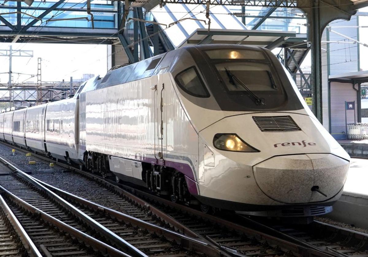 Un AVE en la estación de trenes de Valladolid, en una imagen de archivo.