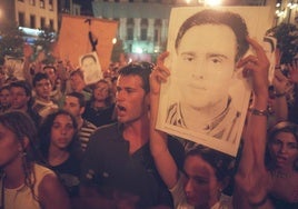 Fotografías de Miguel Ángel Blanco durante la manifestación de condena por el asesinato del concejal,en una imagen de archivo.